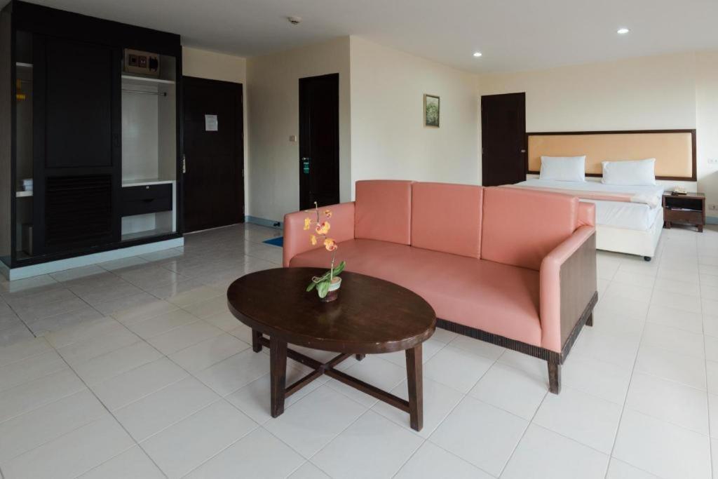 Nice Beach Hotel Rayong Exterior foto