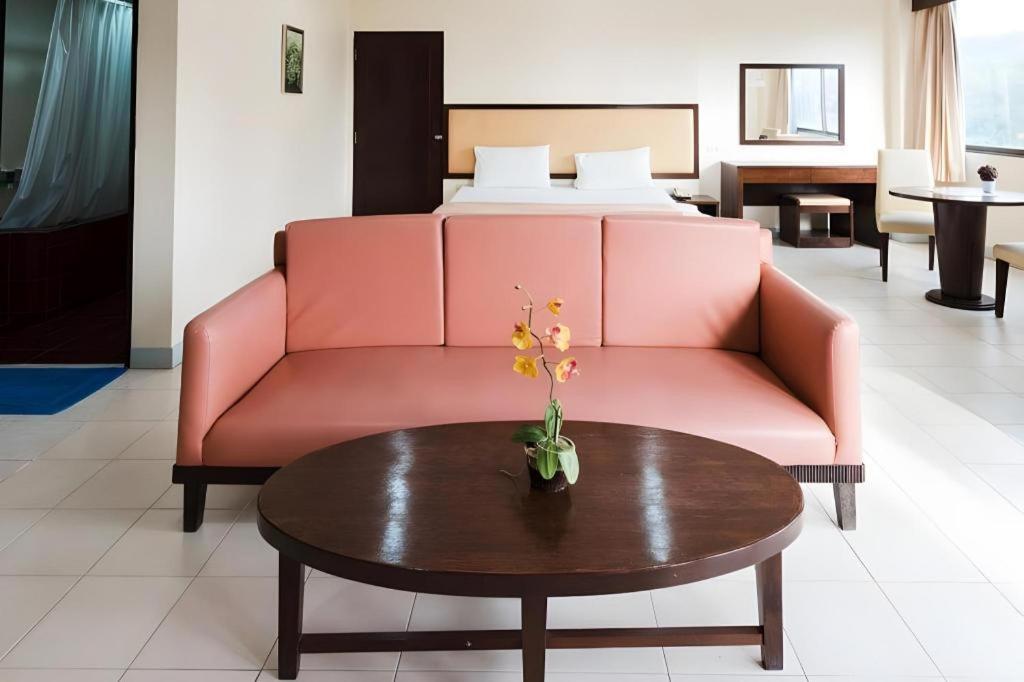 Nice Beach Hotel Rayong Exterior foto
