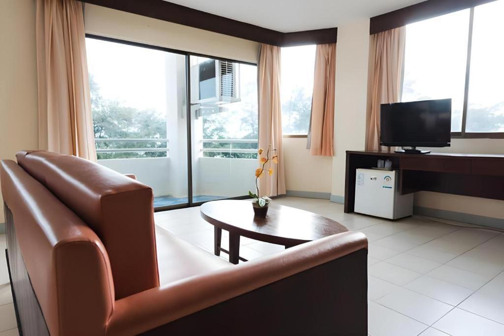 Nice Beach Hotel Rayong Exterior foto
